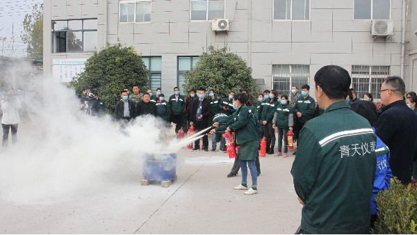 财神网站加强安全意识，全体员工进行消防演练